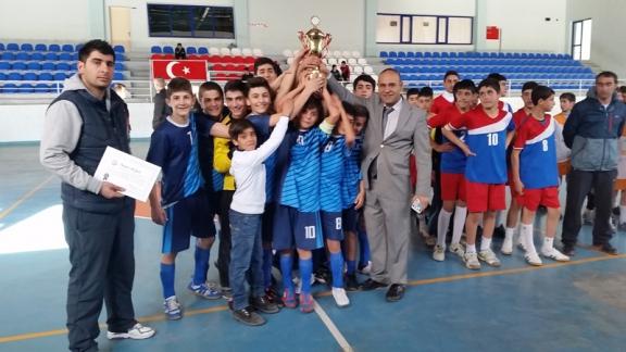 İlçemiz Selahattin Eyyubi Ortaokulu 2014-2015 Eğitim Öğretim yılı Okul Sporları Yıldız Erkekler Futsal Müsabakasında namağlup olarak İl Birincisi oldu.