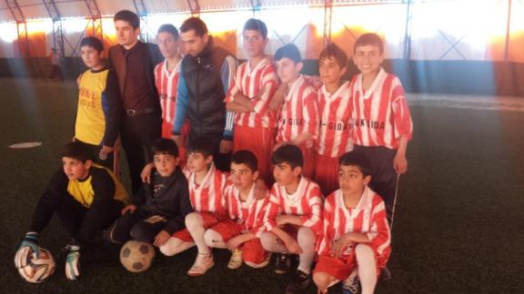 İlçemiz 75. Yıl İmkb YBO Bitlis İlinde Yapılan Minikler Futbol Turnuvasında İl Birincisi olmuştur. Başarılarının devamını dileriz