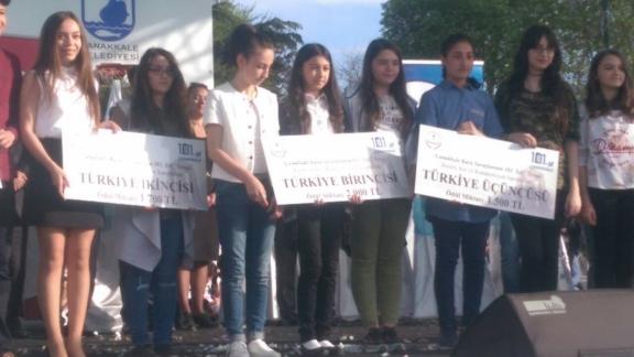 İlçemiz Fatih Ortaokulu 8. sınıf öğrencisi Evin BAKGÖR Çanakkala Şavaşı ile ilgili yapılan Kompozisyon yarışmasında Türkiye 3´üncüsü oldu.