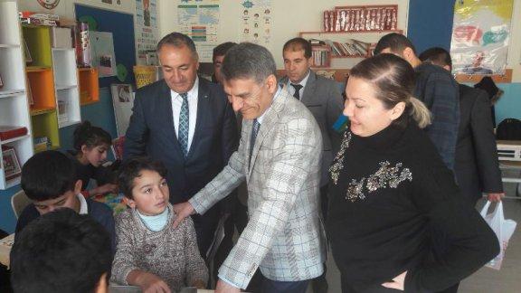 İlçe Kaymakamımız Sayın Mehmet Ali ÖZKAN İlçemiz Yoncabaşı İlk ve Ortaokulunu ziyaret etti
