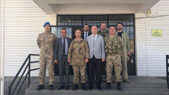 Alay Komutanımız  Jandarma Kıdemli Albay  sayın; Erhan DEMİR  Okulumuz Güntepe Köyü Ahmed-i Hani İlkokulunu ziyaret ettiler.