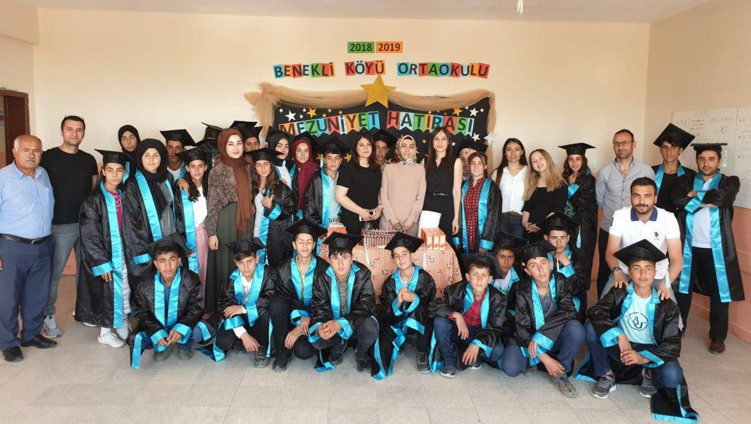 Benekli Köyü Ortaokulu bu sene mezun olan 40 öğrencisine mezuniyet programı hazırladı