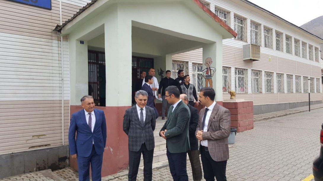 İlçe Kaymakamımız Sayın Mehmet Ali ÖZKAN, İlçemiz Dumlıpınar Ortaokulumuzu ziyaret ettiler.