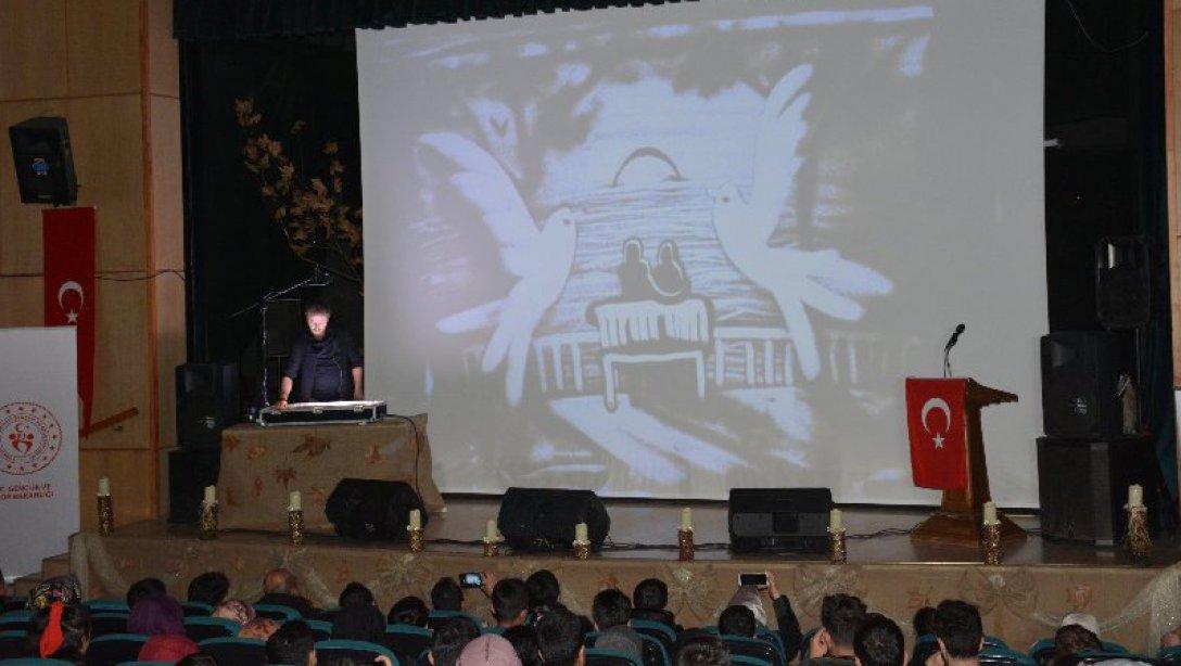 Lise Öğrencilerine Yönelik Kum Sanatı, Şiir ve Müzik Dinletisi Programı Düzenlendi