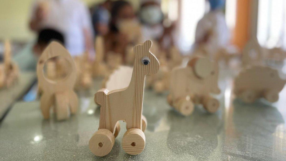 İlçemiz Bilim ve Sanat Merkezi'nde eğitim gören öğrenciler, yaptıkları ahşap oyuncakları köy çocuklarına hediye ettiler.