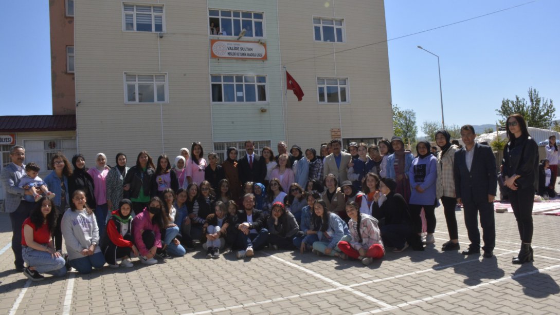 19 Gençlik Haftası Etkinlikleri Kapsamında Valide Sultan Mesleki ve Teknik Anadolu Lisesi'nde Bahar Şenlikleri Düzenlendi.