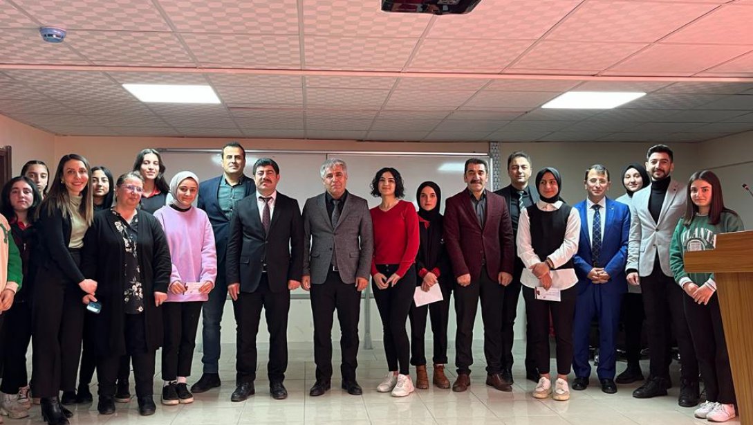 Tatvan Valide Sultan Mesleki ve Teknik Anadolu Lisesinde Şiir Okuma Yarışması Düzenlendi.