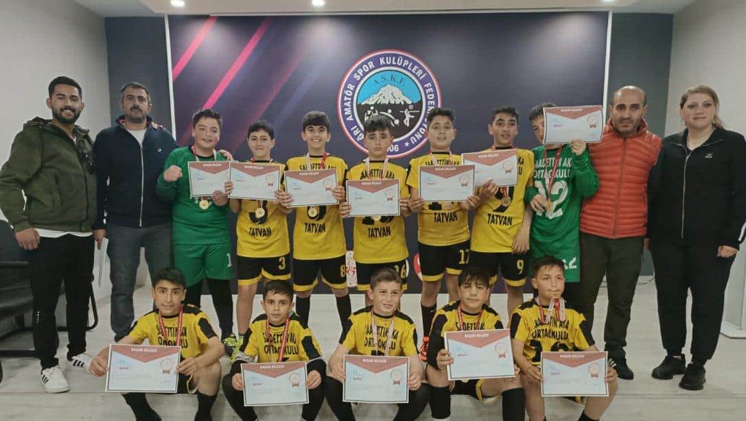  Ağrı İlinde Düzenlenen Küçük Futbol Grup Müsabakalarında Saadettin Aka Ortaokulu Birinci Olup Muş İlinde Yapılacak Olan Türkiye Yarı Finallerine Katılmaya Hak Kazanmıştır