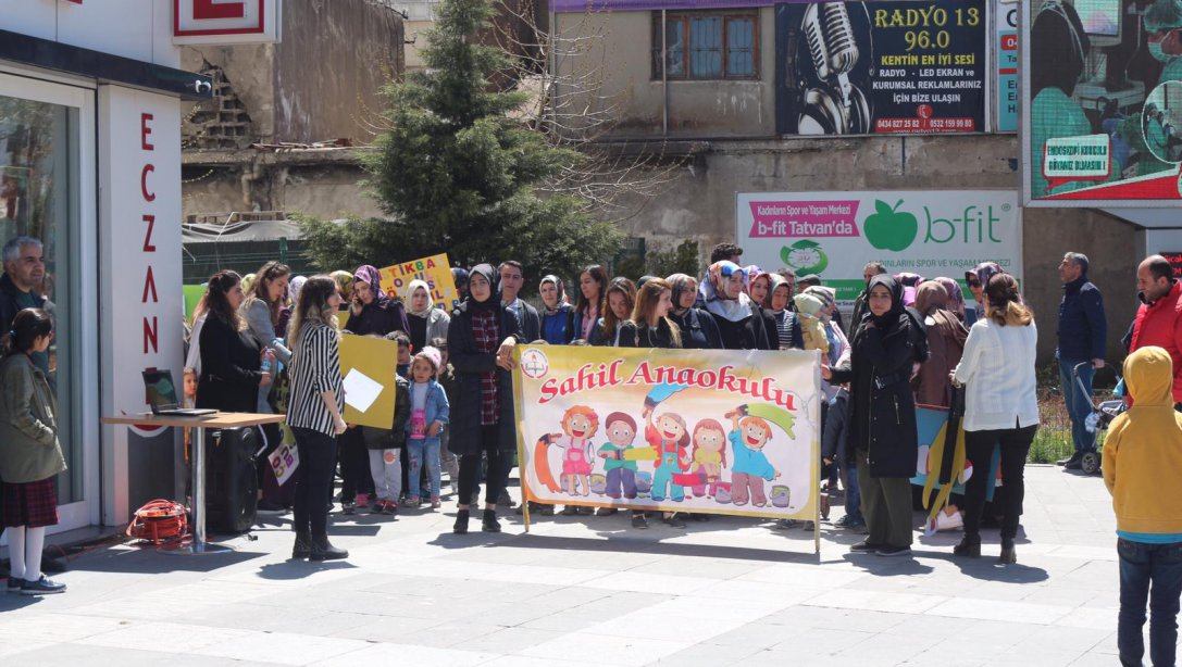 Sahil Anaokulumuz farkındalık oluşturmak için 26 Nisan  cuma günü Yaşam AVM önünde yürüyüş gerçekleştirdiler.