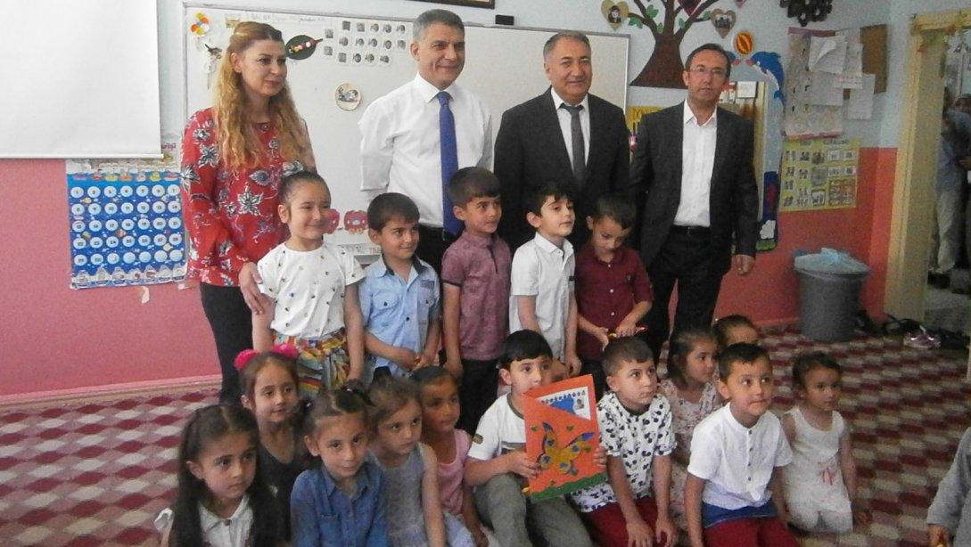 Kaymakamımız Sayın Mehmet Ali ÖZKAN  Zeki ERGEZEN İlkokulumuzda yılsonu karne dağıtımını yaptılar.
