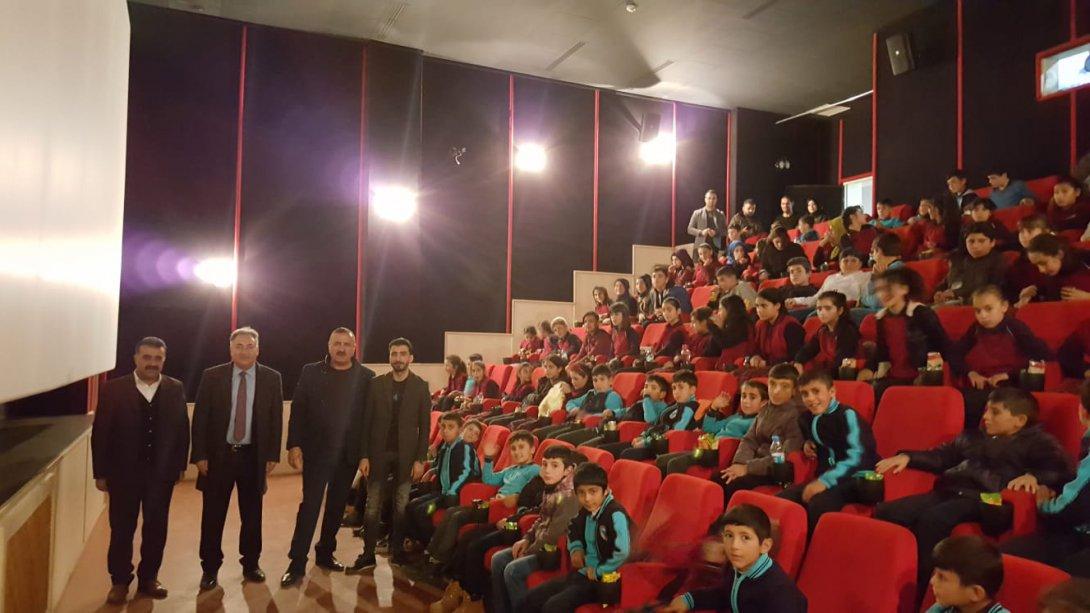 Köy Öğrencilerimizi;  Kaymakamımız  Sayın Mehmet Ali ÖZKAN Bey'in  Desteği ile Sinema İle Buluşturduk