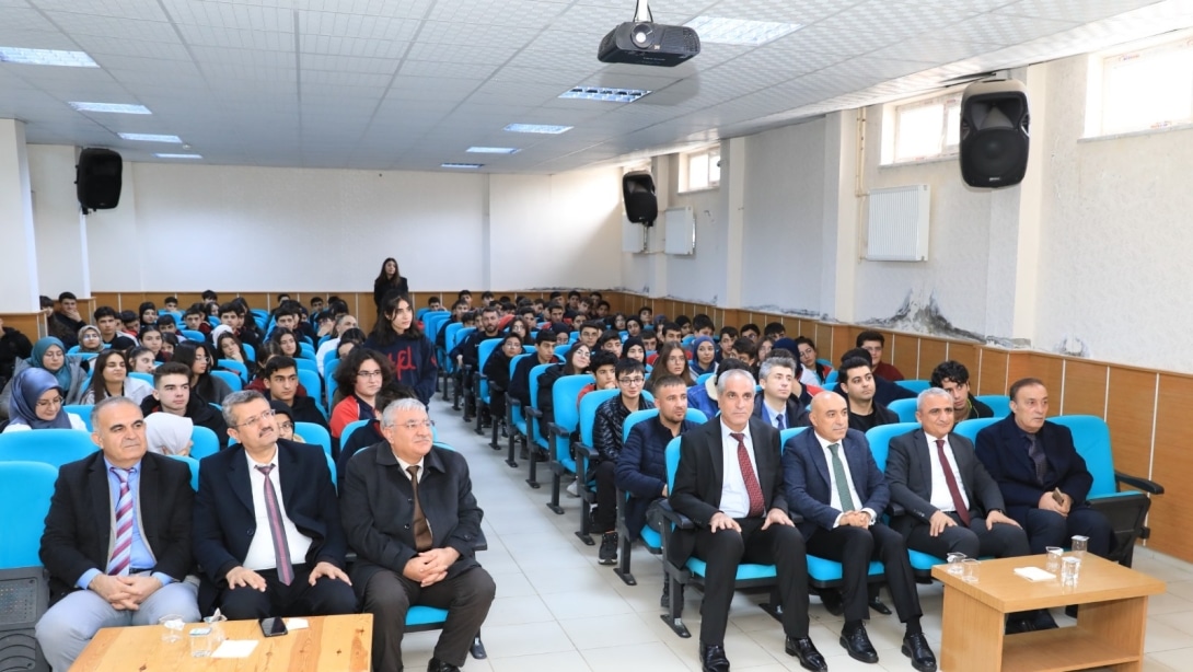 Tatvan Fen Lisesi'nde Kariyer Günleri Konferansı Düzenlendi